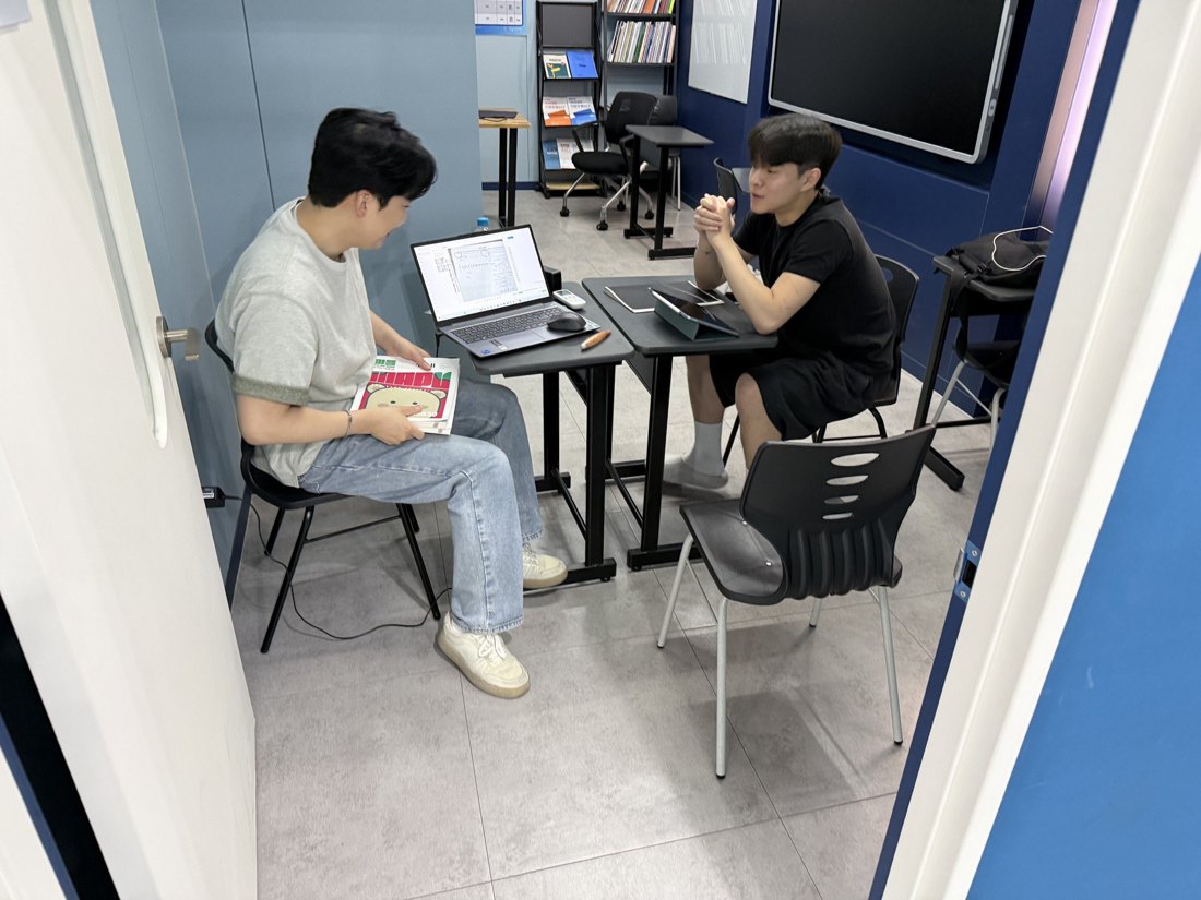 담당 선생님과 학생이 기록을 보며 계획을 세우는 장면